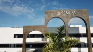 Fachada da Câmara Municipal de Manaus com estrutura de arcos e letreiro. - Concurso Câmara de Manaus