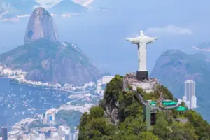 Vista aérea do Cristo Redentor com a cidade do Rio de Janeiro ao fundo. - Concurso Câmara do Rio de Janeiro