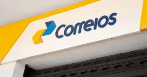 Fachada com letreiro dos correios / Concurso Correios