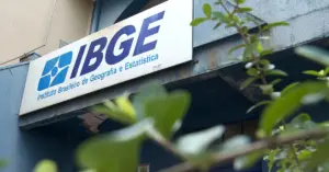 Prédio do IBGE com placa pendurada / Concurso IBGE