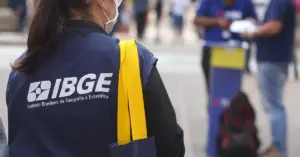Servidor do IBGE trabalhando em rua / Concurso IBGE