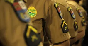 Visão lateral do uniforme da Polícia Militar do Paraná / Concurso PM PR