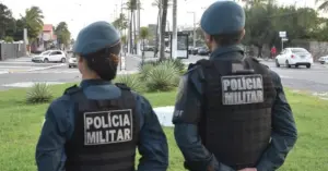 Policiais militares do Sergipe de costas e uniformizados / Concurso PM SE
