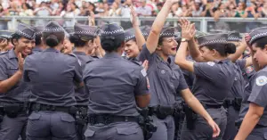 Policiais Militares de São Paulo uniformizados em comemoração / Concurso PM SP