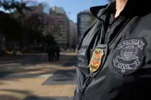 Detalhe do uniforme e distintivo de agente da Polícia Civil de São Paulo. - Concurso Polícia Civil SP