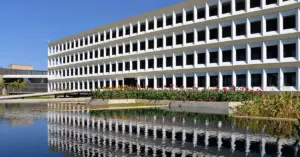 Fachada do Tribunal de Contas da União (TCU), com placa de identificação na entrada / Concurso TCU nível médio