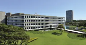 Fachada do Tribunal de Contas da União (TCU), com placa de identificação na entrada / Concurso TCU