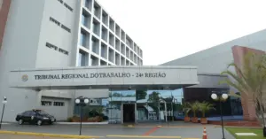 Prédio doTribunal Regional do Trabalho da 24ª Região com carro estacionado na frente / Concurso TRT MS