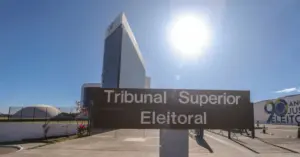 Prédio do Tribunal Superior Eleitoral com Letreiro na cor marrom com letras brancas / Concurso TSE Unificado