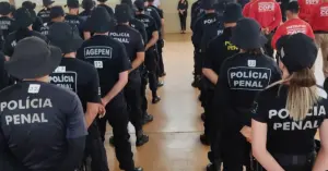 Policiais Penais enfileirados e uniformizados em formação / Concurso Sejus ES