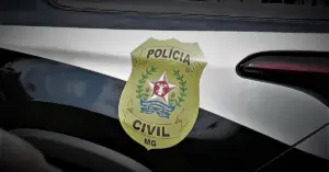 Visão lateral do carro da Polícia Civil de Minas Gerais / Concurso PC MG