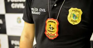 Delegado com distintivo e uniformizado / Concurso PC CE Delegado