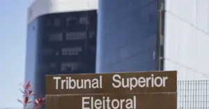 Prédio do Tribunal Superior Eleitoral com Letreiro na cor marrom com letras brancas / Concurso TSE Unificado
