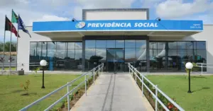 Fachada da sede do prédio do INSS mostrando a entrada / concurso INSS