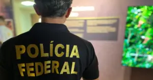 Servidor da Polícia Federal de costas e uniformizado/ Concurso PF Administrativo