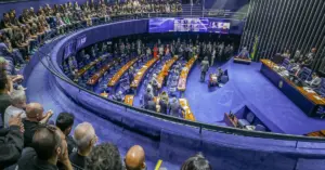Auditório de reunião na cor azul do Senado Federal / Concursos Federais