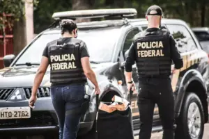 Agentes da Polícia Federal durante operação com viatura descaracterizada. - Concurso Polícia Federal