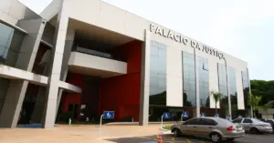 Fachada do prédio do Tribunal de Justiça do Mato Grosso com árvores em frente / Concurso TJMT