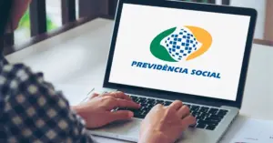 Imagem que identifica o INSS com a sua logo no computador / Emenda Constitucional nº 103/2019