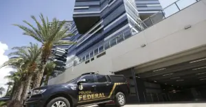 Fachada do prédio da Polícia Federal com viatura estacionada em frente