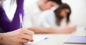 Candidatos em sala de aula realizando prova do concurso Seduc RS