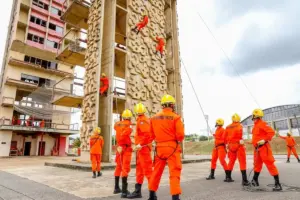 Bombeiros do concurso bombeiros DF trabalhando em uma obra!