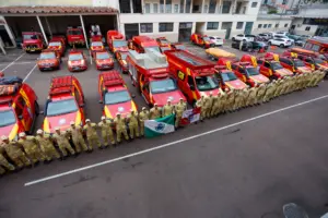 Bombeiros segurando a bandeira do estado do Paraná do concuso bombeiros pr soldado