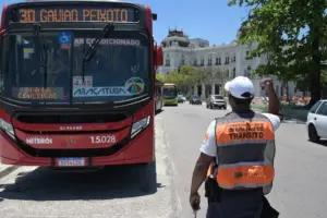 Fotografia de um agente de trânsito trabalhando