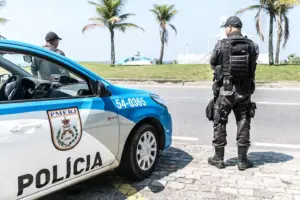 Policiais militares do estado do Rio de Janeiro ao lado do carro da polícia do concurso pmerj.