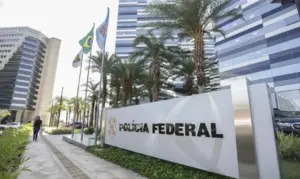 Fachada com a logo e nome da Polícia Federal do concurso pf policial