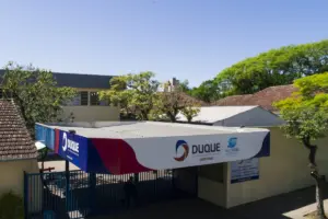 Fotografia da fachada de uma escola de Duque de Caxias