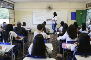 Professora do concurso SEE MG atuando em sala de aula com seus alunos