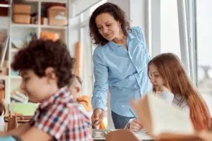 professora do concurso see sp dando aula e ajudando os seus alunos
