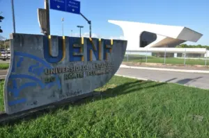 Fotografia da entrada da UENF