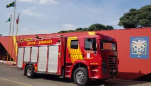 Caminhão do corpo de bombeiros da Polícia militar do edital bombeiros pr