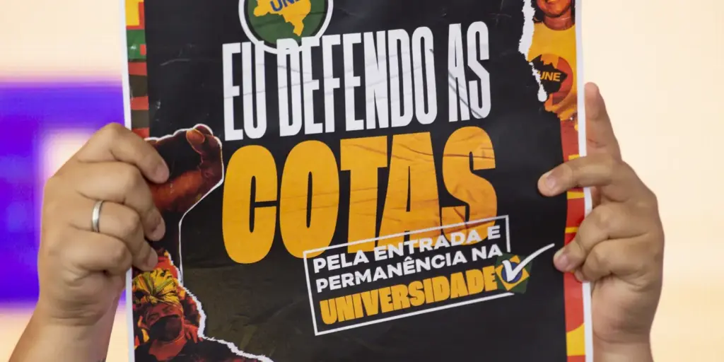 Senado aprova Lei de Cotas com 30% para negros no serviço público! 1 Imagem de um estudante defendendo a lei de cotas com 30%, que foi recentemente aprovada pelo senado