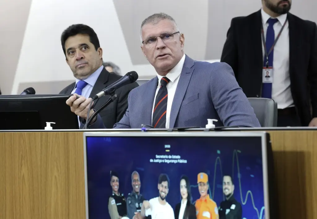 Secretário confirma edital Polícia Penal MG com 1.178 vagas em 2025! 1 Secretário de Justiça e Segurança Pública de Minas Gerais durante reunião, confirmando novo edital Polícia Penal MG.