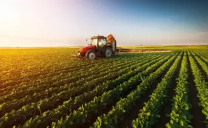 Fotografia de um trator em uma plantação