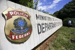 Placa do Ministério da Justiça (Polícia Federal) do concurso PF Administrativo