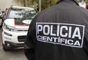 Fotografia de um policial da polícia científica de sp