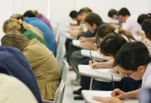 Alunos realizando as provas do concurso Susep