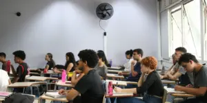 Fotografia de uma turma fazendo prova