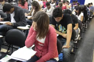 Candidatos do CNU 2025 realizando as etapas de seleção