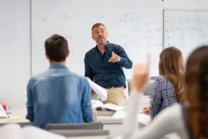 Professor concursado do CNU dos professores atuando em sala de aula