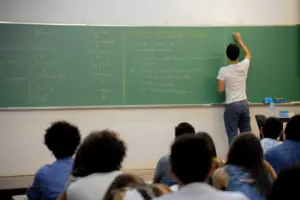 Professor do CNU dos professores dando aula