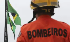 Bombeiro do concurso Bombeiros DF uniformizado