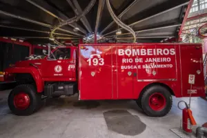 fotografia de uma ambulância do cbmerj
