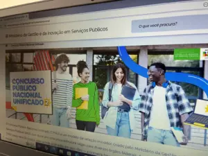 Fotografia da tela de um computador na página do GOV
