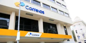 Fachada, com a logo dos correios, do concurso correios 2025