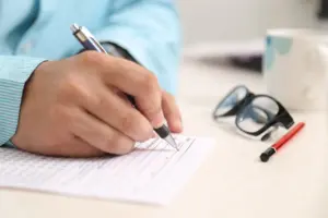 Candidato do concurso Prefeitura de São José dos Campos SP preenchendo gabarito da prova